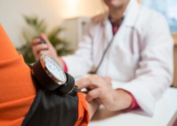 baja por enfermedad comun quien paga