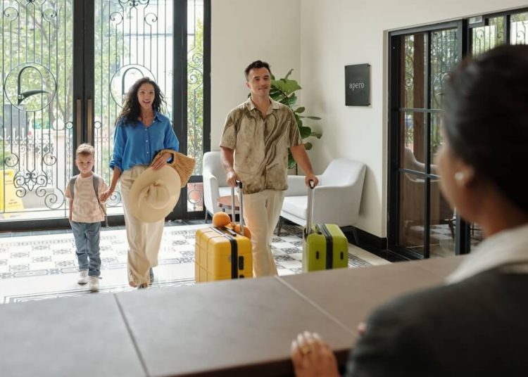 familia llegando recepción de hotel