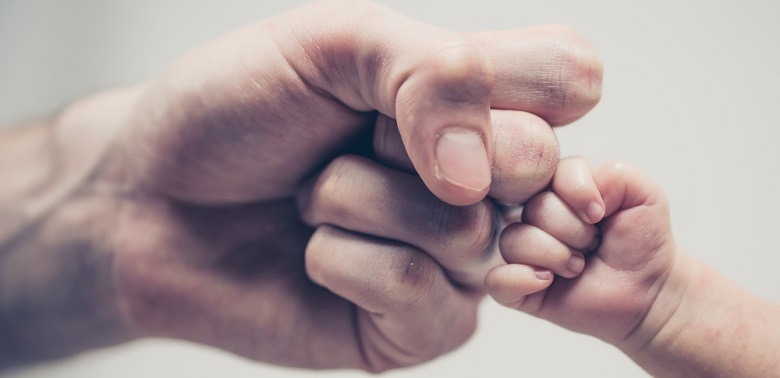 Los padres que lo sean a partir de hoy tendrán derecho a cinco semanas de permiso