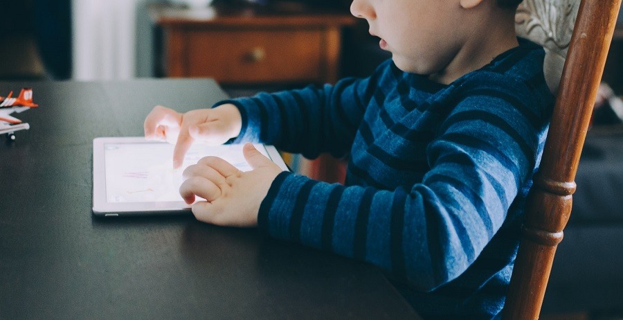 Los derechos de los menores reciben una protección especial, también en Internet